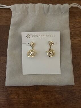 Kendra Scott Presleigh Drop Earrings in Gold